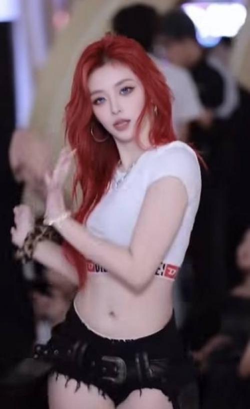 В одном из салонов красоты сняли видео, на котором парикмахеры работают в нестандартных и достаточно откровенных нарядах. 01