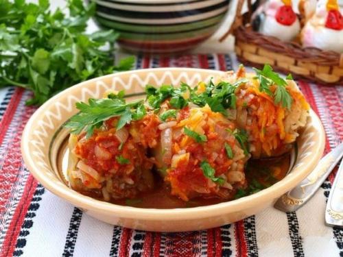 Фаршированный перец с начинкой из мясного фарша и кабачка.