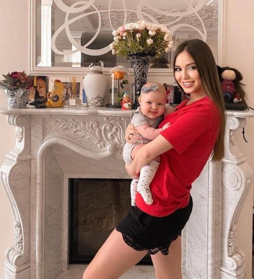 Доченька Алины Тарасовой еще такая маленькая, а уже видно что вырастет красоткой. 01