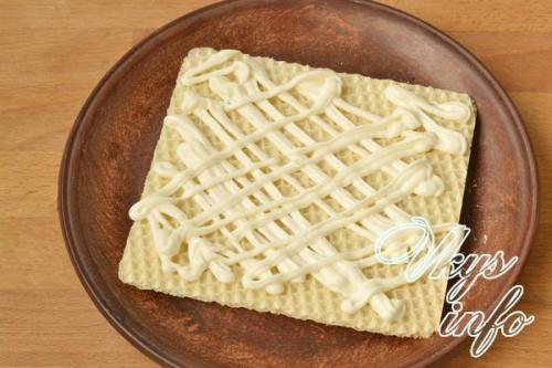 Закусочный торт из вафельных коржей с консервами. 04