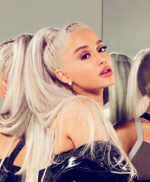 Ариана с платиновым цветом волос выглядит лучше всех девушек вместе взятым. 02