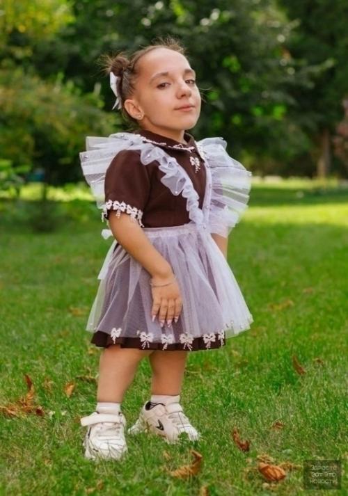 В России произошло удивительное событие: самая маленькая девочка в стране получила аттестат о среднем образовании. 
