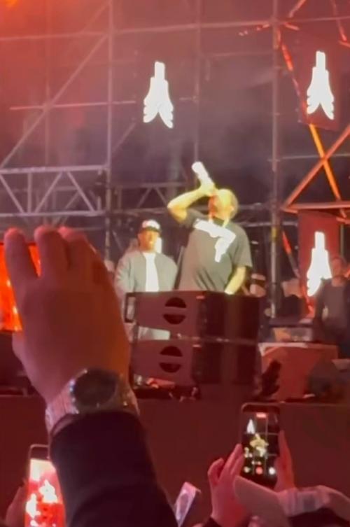 Рэпер Xzibit залпом выпил целую бутылку водяры прямо на концерте в Москве, зал одобрительно загудел. 01