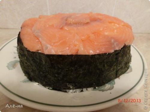 Суши - торт.  Смотрится очень празднично и необычно! 08