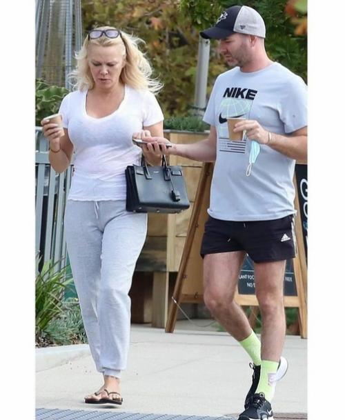 Памела Андерсон: уже не спасатель, но всё ещё в малибу. 04