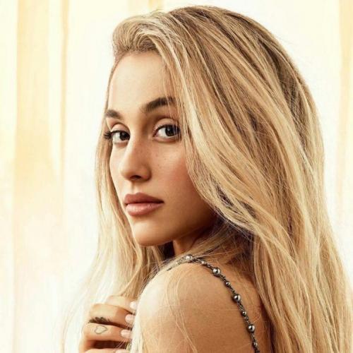 Ариана с платиновым цветом волос выглядит лучше всех девушек вместе взятым. 07