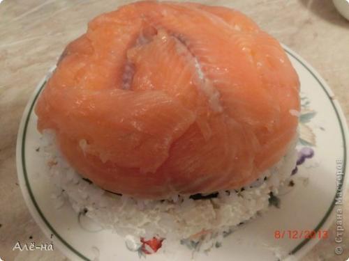 Суши - торт.  Смотрится очень празднично и необычно! 07