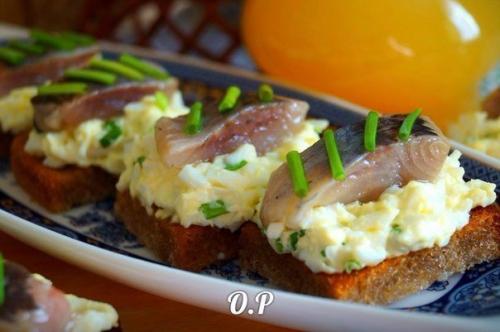 Гренки с яйцом и селёдочкой. Гренки с яйцом и селёдочкой.
