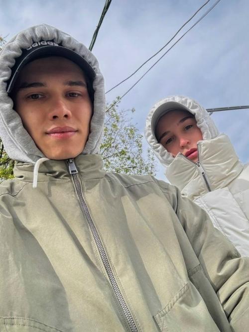 Счастливая парочка: 25-летний актер Рузиль минекаев выложил видео, где показал, как обычно проводит время с женой Азизой дома.