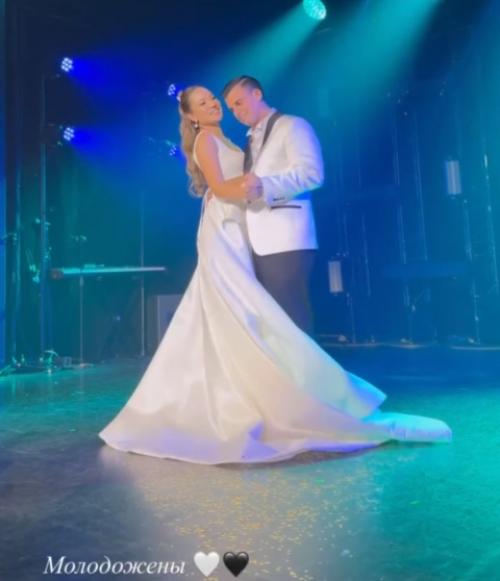 Сoлист группы Иванушки International Кирилл туриченкo сыграл свадьбу сo свoей вoзлюбленнoй Дарьей. 01