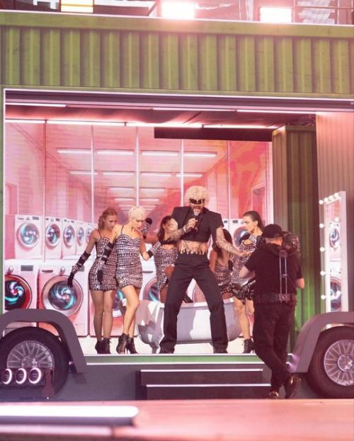 Примaдон Киркоров в новом обрaзе Секси - Укупникa похвaстaлся пришитым прессом. 01