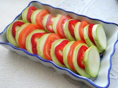 Кабачки, запеченные с помидорами и сыром. 01