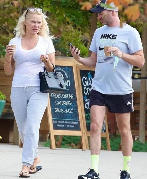 Памела Андерсон: уже не спасатель, но всё ещё в малибу. 01