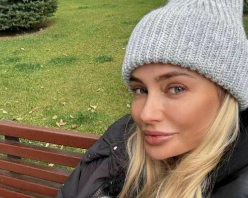 Наталья рудова покрасила волосы в розовый цвет и ответила хейтерам.

