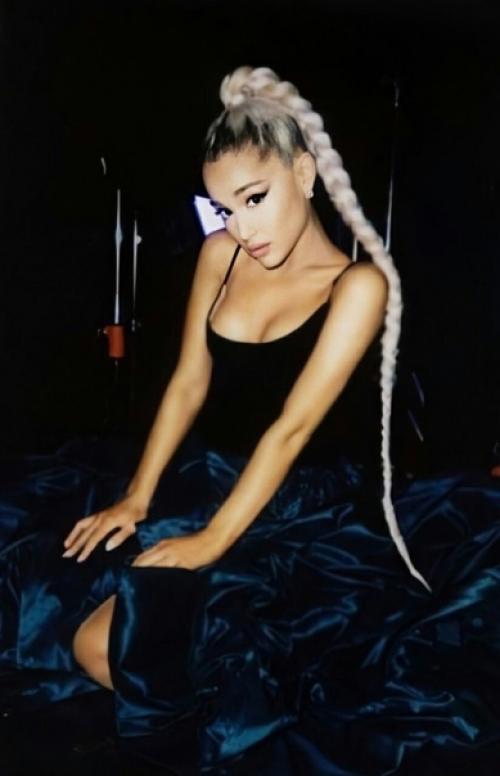 Ариана с платиновым цветом волос выглядит лучше всех девушек вместе взятым. 05