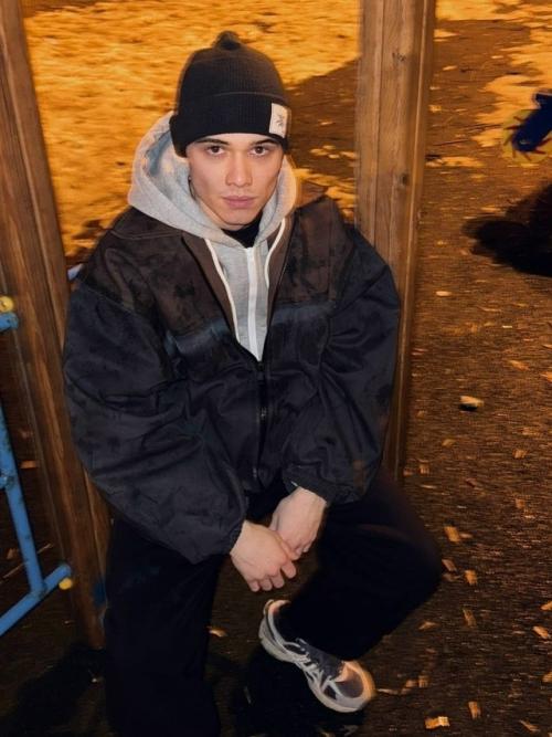 Счастливая парочка: 25-летний актер Рузиль минекаев выложил видео, где показал, как обычно проводит время с женой Азизой дома. 01