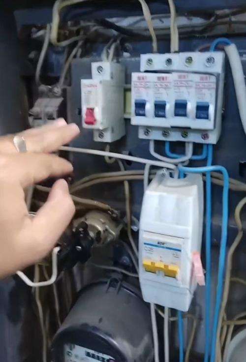 Мужик показал годный лайфхак для тех, кому мешают шумные соседи. 01