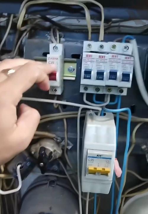 Мужик показал годный лайфхак для тех, кому мешают шумные соседи. 

