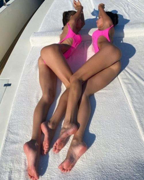 Очаровательные сестрички - близняшки из Казани Аделя и Алина фатхеевы покорили весь интернет своими фото. 01