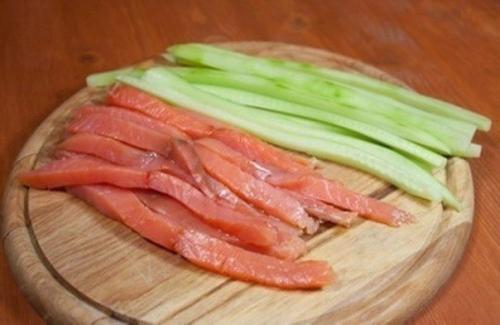 Роллы с авокадо, лососем и огурцом. 01