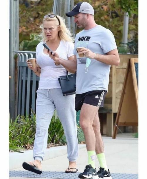 Памела Андерсон: уже не спасатель, но всё ещё в малибу. 05