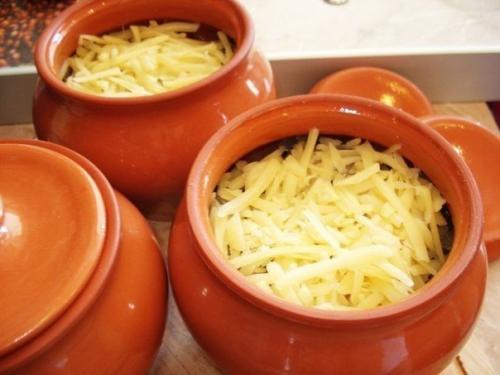 Мясо в горшочке с картофелем и сыром. Мясо в горшочке с картофелем и сыром.