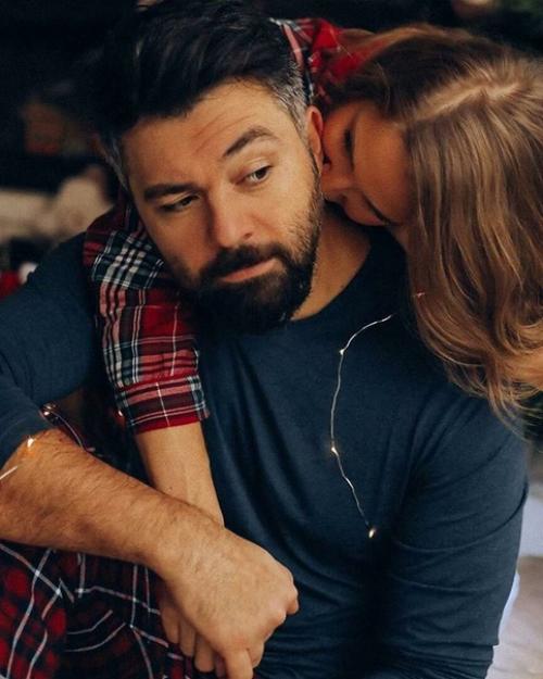 Алексей Чумаков и Юлия Ковальчук - это одна из самых крепкихипар шоу-бизнеса красивая семья. 03