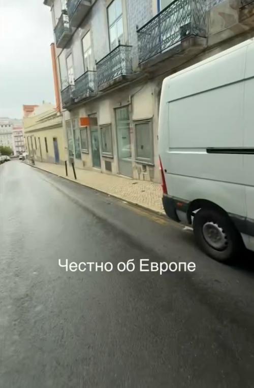 Девушка гуляет по европейскому городку и без прикрас выдаёт своё честное мнение.  