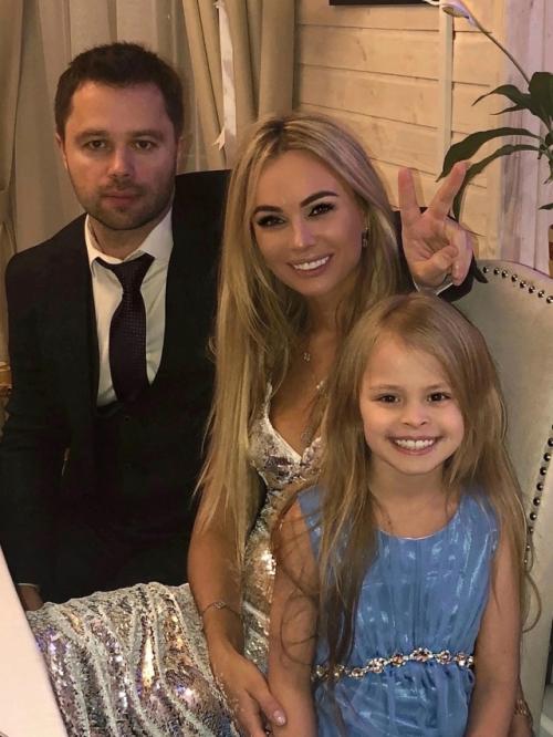 МОЯ Дочь - Лучшая: актёр Виталий гогунский признался, что ему не хватает общения с дочерью Миланой и он гордится её успехами. 03