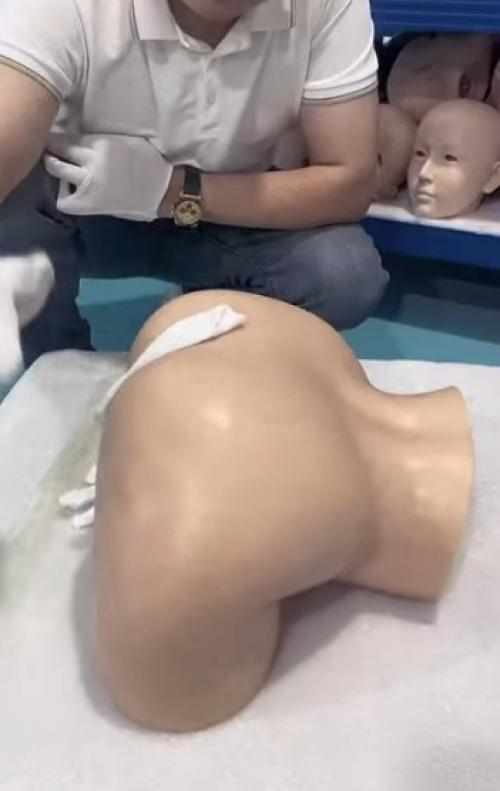 Китаец демонстрирует 