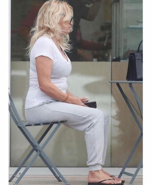 Памела Андерсон: уже не спасатель, но всё ещё в малибу. 03