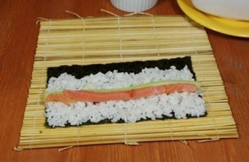 Роллы с авокадо, лососем и огурцом. 05