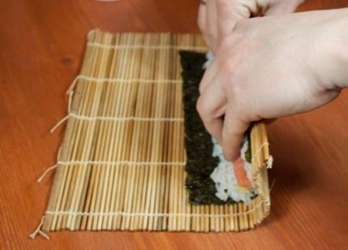 Роллы с авокадо, лососем и огурцом. 04