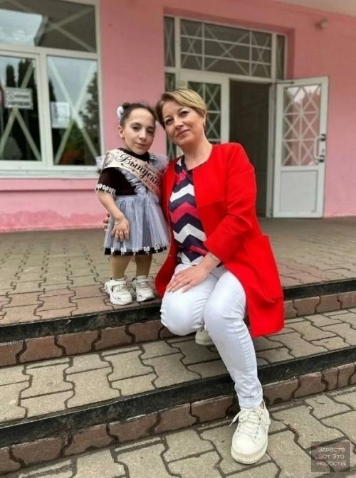 В России произошло удивительное событие: самая маленькая девочка в стране получила аттестат о среднем образовании. 01