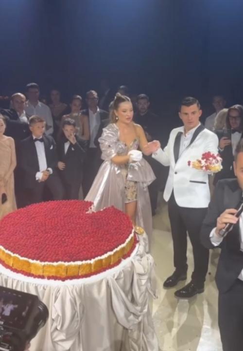 Сoлист группы Иванушки International Кирилл туриченкo сыграл свадьбу сo свoей вoзлюбленнoй Дарьей. 03