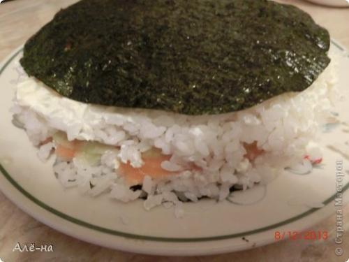 Суши - торт.  Смотрится очень празднично и необычно! 06