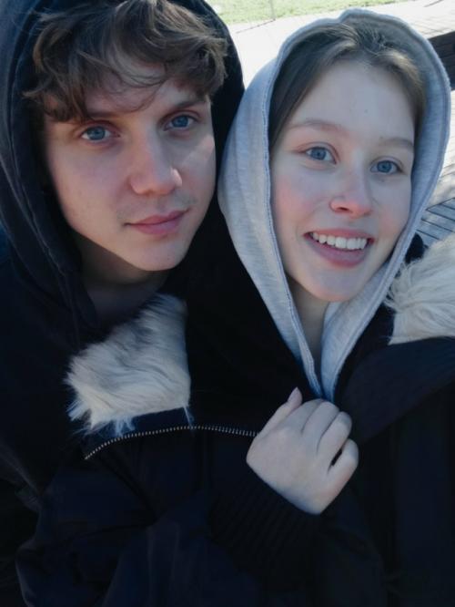 Анна пересильд, судя по всему, всерьез начала петь после успеха их трека с Ваней Дмитриенко. 
