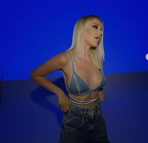 Недавно ставшая мамой Караулова показала изящную фигуру, примерив смелый микротоп. 02 Недавно ставшая мамой Караулова показала изящную фигуру, примерив смелый микротоп. 02