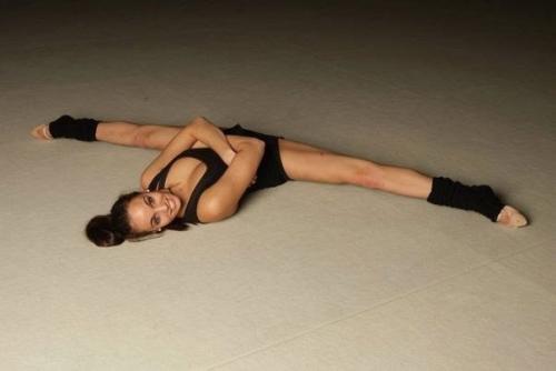 На шпагат! 

Лишь в том случае, если ваша цель - растянуться чтобы сесть на шпагат, то этот комплекс упражнений позволит вам ее достичь.
