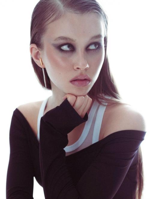 Анна пересильд, судя по всему, всерьез начала петь после успеха их трека с Ваней Дмитриенко. 03