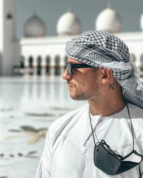 Сергей Лазарев кадрами красивой фотосессии в арабском стиле поделился. 02