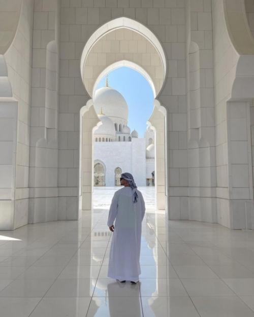 Сергей Лазарев кадрами красивой фотосессии в арабском стиле поделился. 05