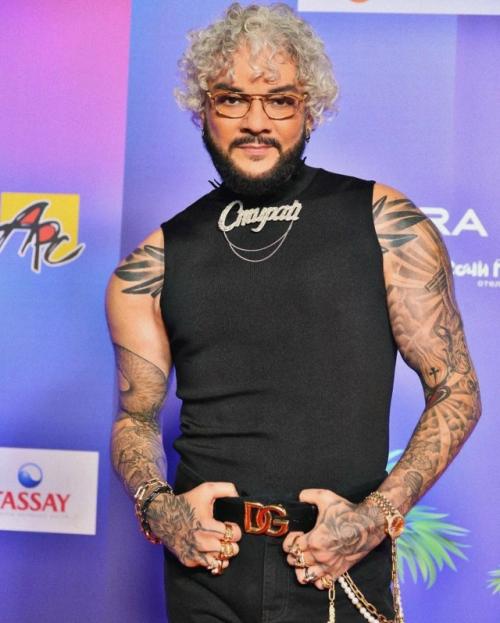 Киркоров заставил ведущую Олесю Иванченко потрогать свой пресс в прямом эфире.

