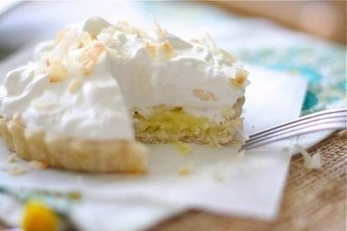 Воздушное пирожное с бананово - кокосовой кремовой начинкой? Воздушное пирожное с бананово - кокосовой кремовой начинкой?