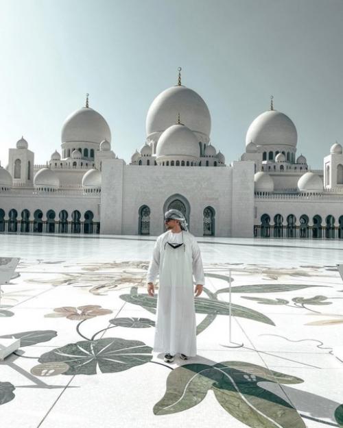 Сергей Лазарев кадрами красивой фотосессии в арабском стиле поделился. 03