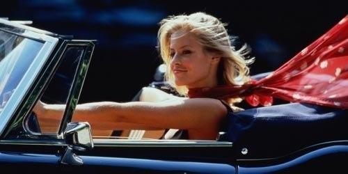 Едет как-то автоинструктор по городу, движение достаточно плотное.