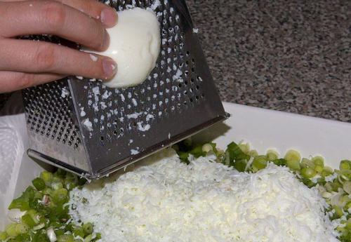 Салат Мимоза.   250-300 Грамм рыбных консервов (лосось или сардина в масле);. 05