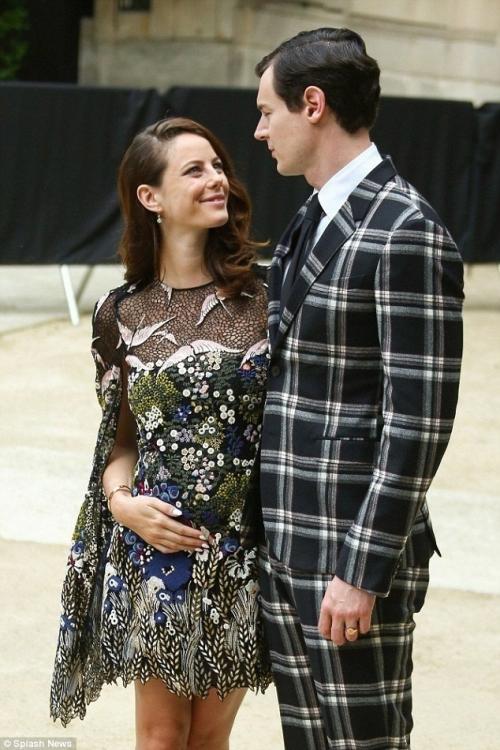 Известные личности тоже расстаются: актриса кая скоделарио прекращает брак после восьми лет совместной жизни. 02