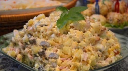 Салат с копченой курицей.