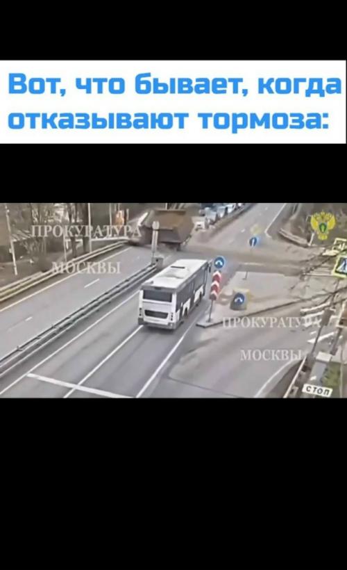 В новой Москве произошел инцидент, когда грузовой автомобиль столкнулся с четырьмя легковыми машинами на светофоре, сообщают в МВД. 01